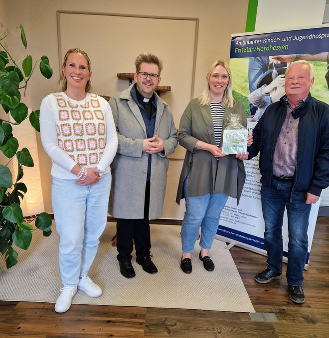 Foto von links: Annette Pohl (Ehrenamtliche), Pfarrer Prähler, Michaela Adler (Koordinatorin) und Herr Schippany (Vorsitzender des Pfarrgemeinderats der Kirchengemeinde St. Wigbert in Wabern)
